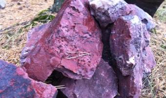 Фото ландшафтный камень бордовый яшма от К-групп