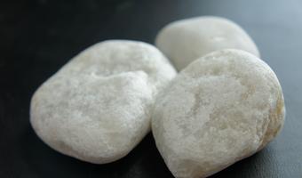 Природный камень белый кварц окатанный для бани