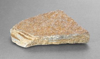 Камень природного происхождения златолит