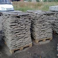 Фото галтованного серого камня серецита на складе