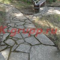 Столбы и дорожки из большебрусянского гранитного плитняка фото К-групп