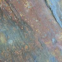 Фото текстуры рыжего или чёрно-рыжего малахитового сланца от 7 Камней К-групп